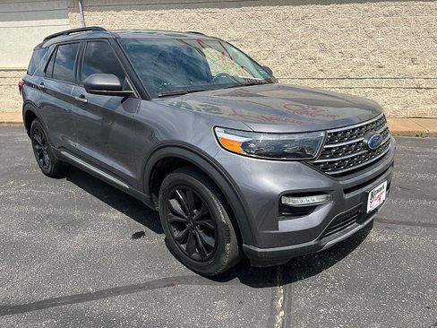 Used 2022 Ford Explorer XLT AWD/4WD image 2
