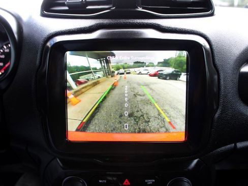 Used 2021 Jeep Renegade Latitude w/ Luxury Group II image 29