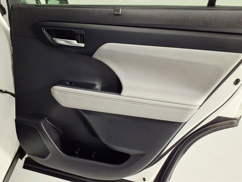 Used 2021 Toyota Highlander XLE image 21