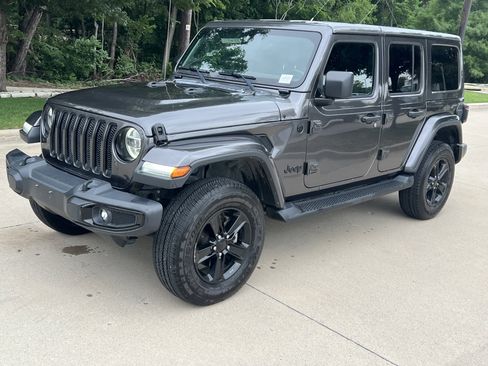 Used 2020 Jeep Wrangler Unlimited Sahara AWD/4WD image 5
