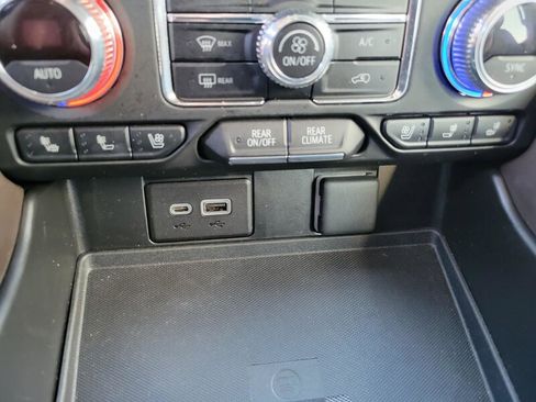 Used 2022 GMC Yukon XL SLT w/ SLT Premium Package image 18