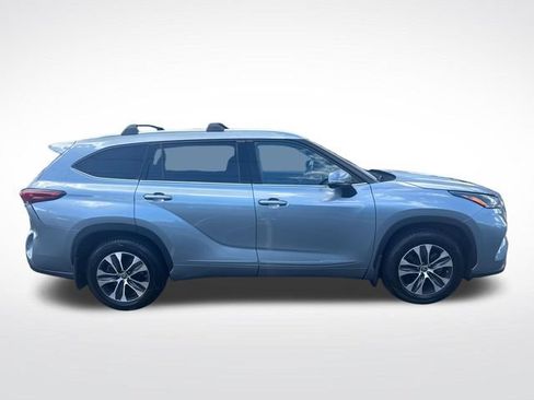 Used 2022 Toyota Highlander XLE AWD/4WD image 2