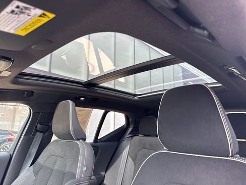 Certified 2025 Volvo XC40 B5 Plus AWD/4WD image 27