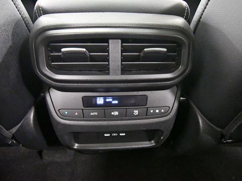 Used 2025 Honda Pilot Touring image 17