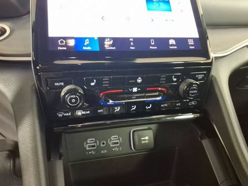 Used 2023 Jeep Grand Cherokee Limited AWD/4WD image 22