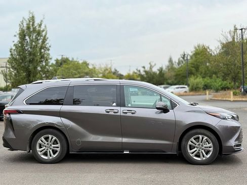 Used 2024 Toyota Sienna Platinum AWD/4WD image 6