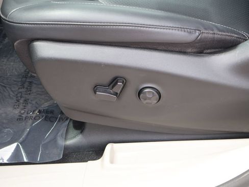 Used 2024 Chrysler Pacifica Touring-L FWD image 22
