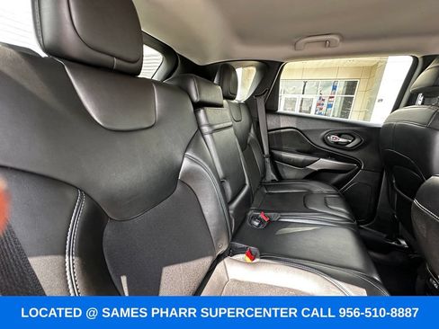 Used 2019 Jeep Cherokee Latitude Plus w/ Trailer Tow Group FWD image 18