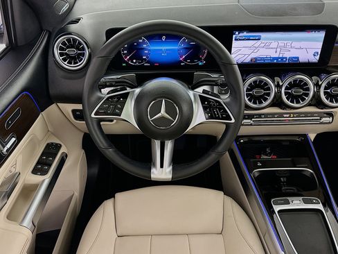 Used 2024 Mercedes-Benz GLB 250 4MATIC w/ Exclusive Package image 24