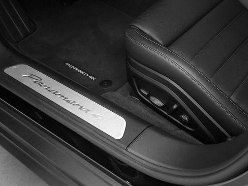 Certified 2025 Porsche Panamera 4 AWD/4WD image 25