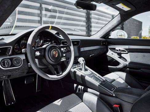 Used 2018 Porsche 911 GT3 RWD image 2