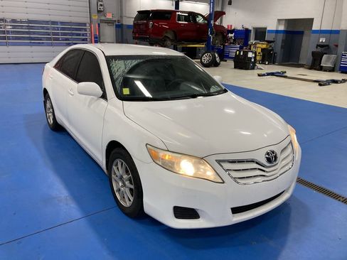 Used 2011 Toyota Camry LE image 1