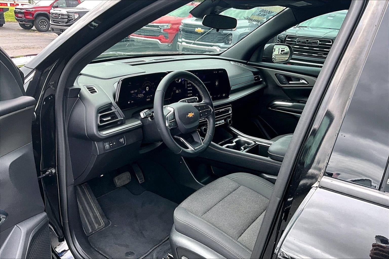 Used 2025 Chevrolet Traverse LT w/ Driver Confidence Package FWD image 14