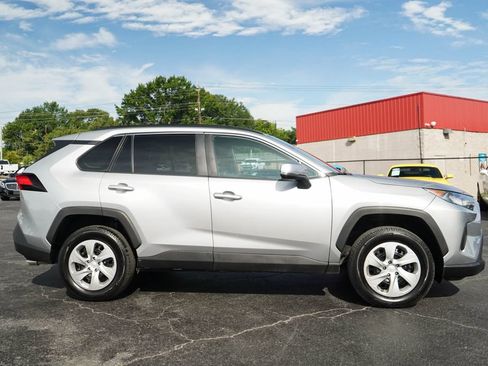 Used 2021 Toyota RAV4 LE AWD/4WD image 2