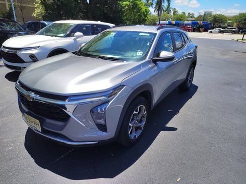 Used 2025 Chevrolet Trax LT w/ LT Convenience Package FWD image 1