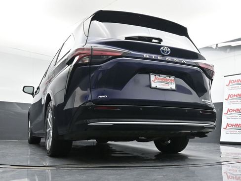 Used 2021 Toyota Sienna Platinum image 36