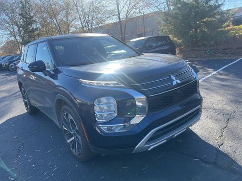 Used 2024 Mitsubishi Outlander SE image 3
