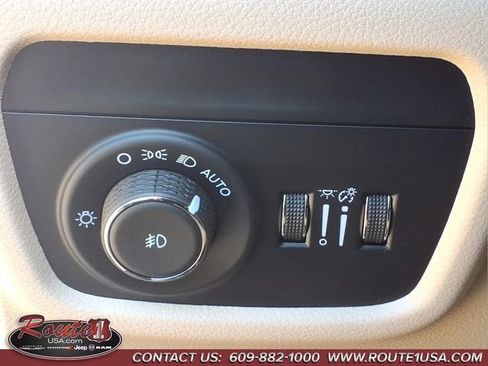 Used 2023 Jeep Grand Cherokee Limited AWD/4WD image 24