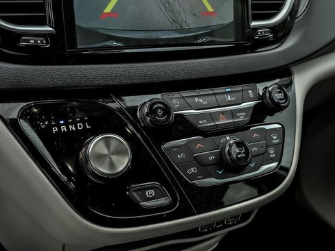 Used 2023 Chrysler Pacifica Touring-L FWD image 25