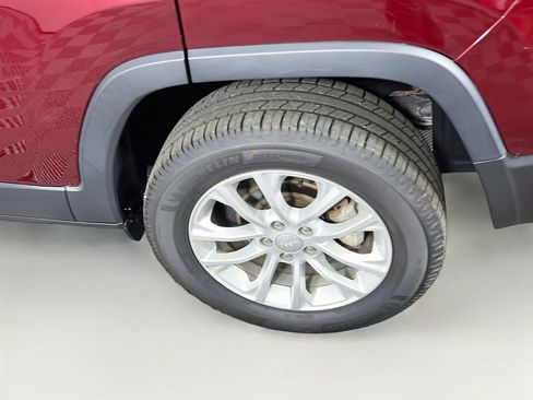 Used 2021 Jeep Cherokee Latitude FWD image 25