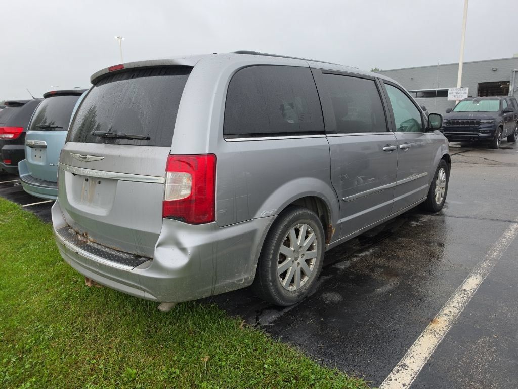 Used 2014 Chrysler Town & Country Touring FWD image 7