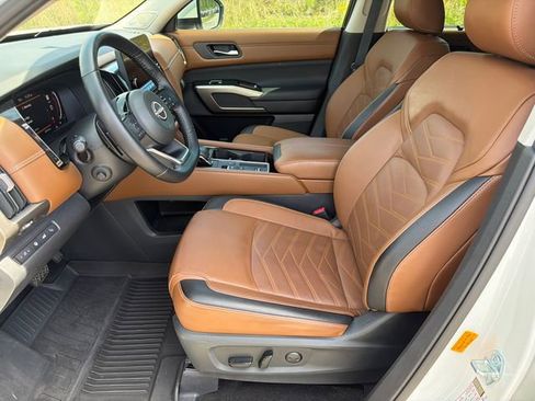 Used 2023 Nissan Pathfinder Platinum image 9