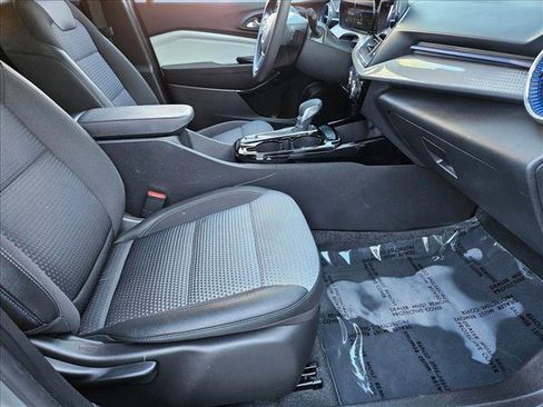 Used 2025 Chevrolet Trax LT FWD image 19