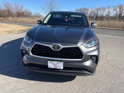 Used 2021 Toyota Highlander XLE image 2