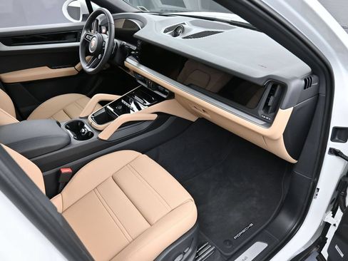 Certified 2025 Porsche Cayenne Coupe AWD/4WD image 33