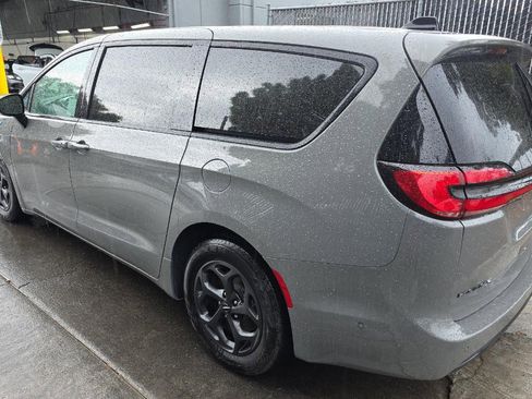 Used 2023 Chrysler Pacifica Limited w/ Uconnect Theater Family Group image 6