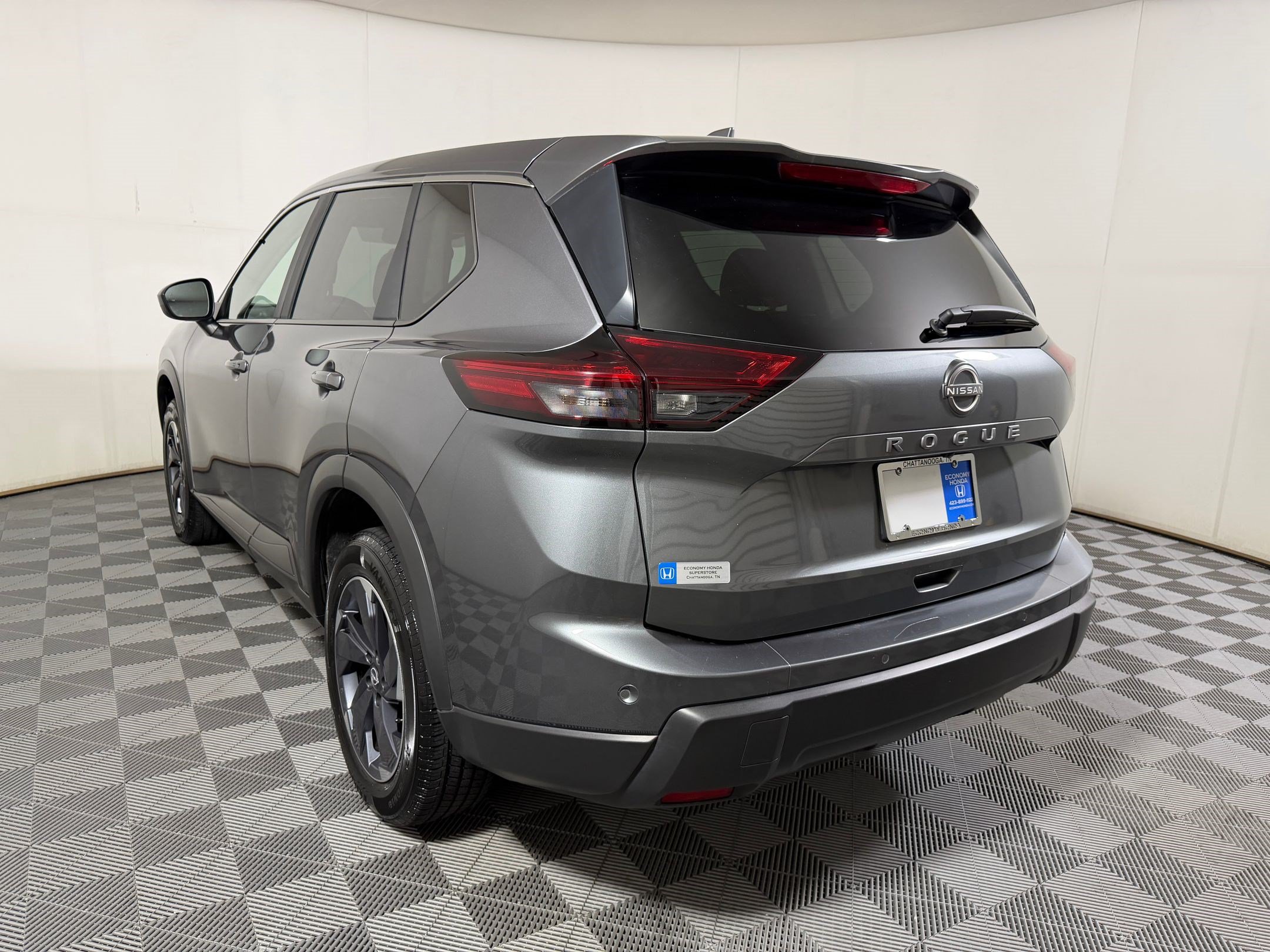 Used 2025 Nissan Rogue SV FWD image 2