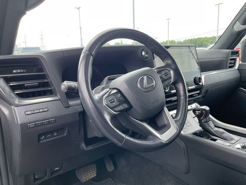 Used 2024 Lexus GX 550 w/ Accessory Package (2T) AWD/4WD image 18