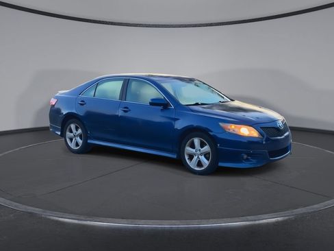 Used 2011 Toyota Camry SE w/ SE Extra-Value Pkg #1 FWD image 2