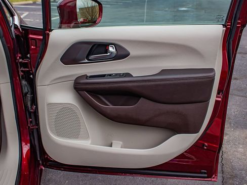 Used 2019 Chrysler Pacifica Touring-L image 20