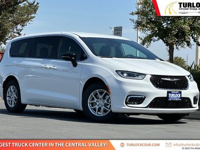 New 2026 Chrysler Pacifica Select