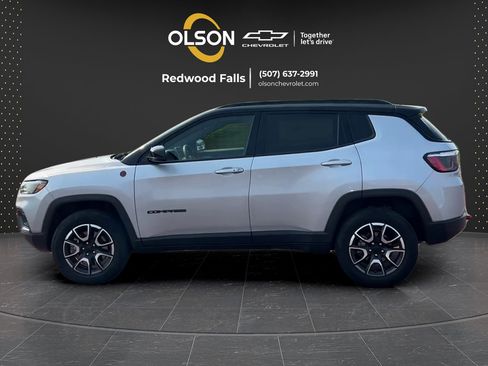 Used 2024 Jeep Compass Trailhawk AWD/4WD image 2
