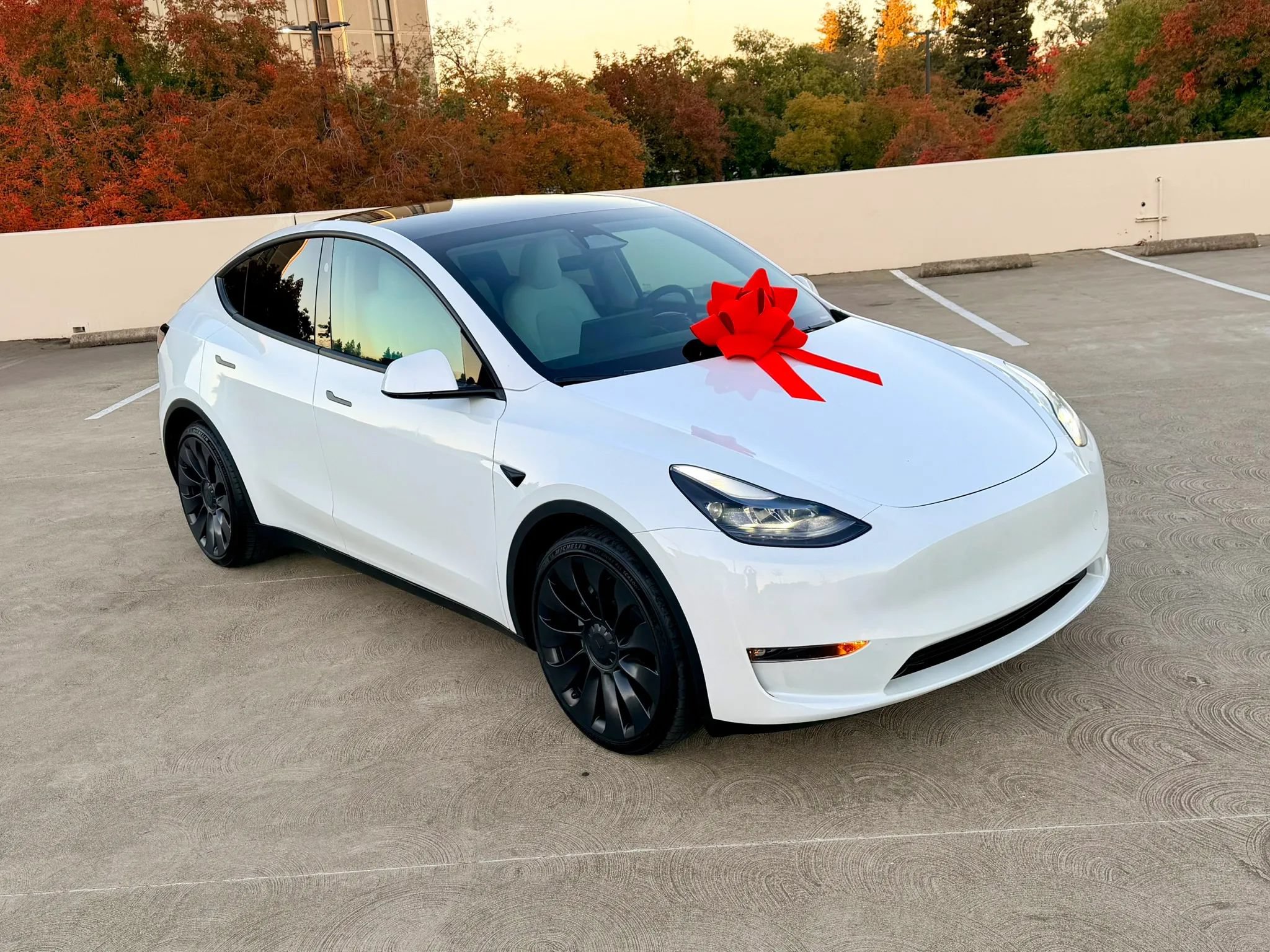 Used 2024 Tesla Model Y Long Range AWD/4WD image 2