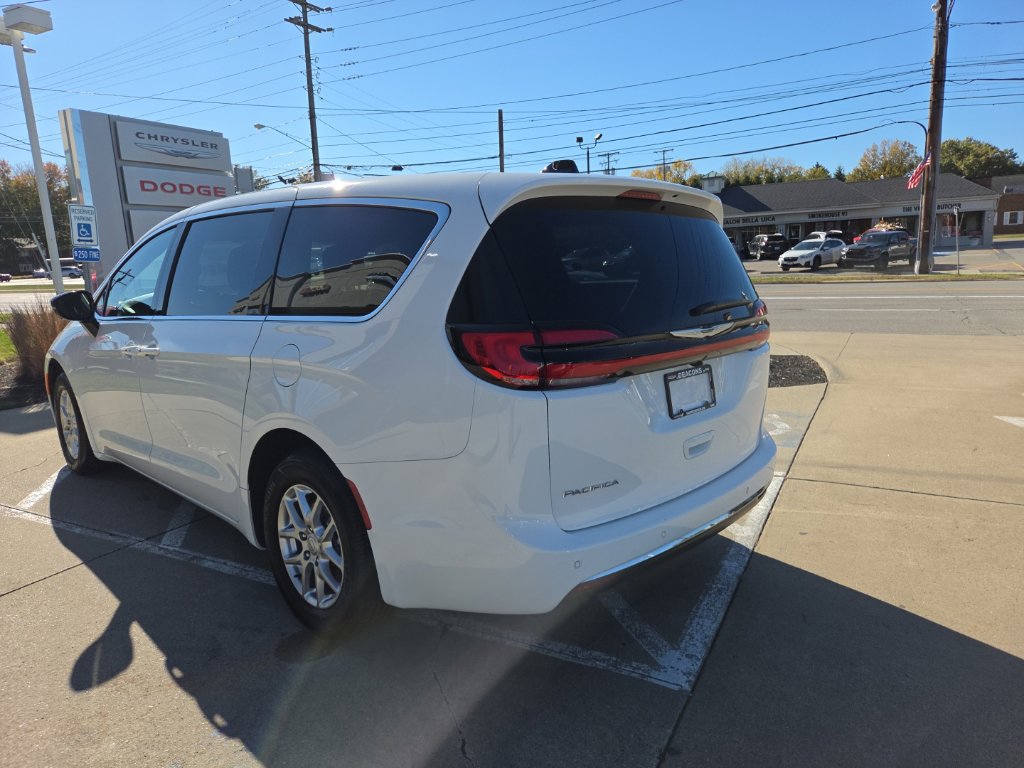 Certified 2026 Chrysler Pacifica Select FWD image 10