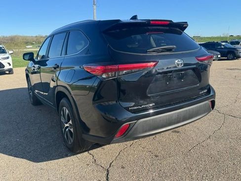 Used 2023 Toyota Highlander XLE AWD/4WD image 16