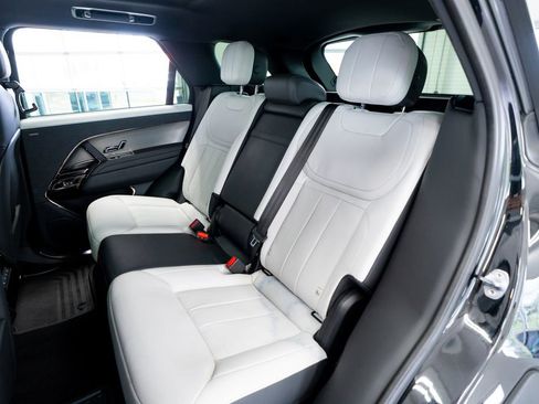 Used 2023 Land Rover Range Rover Sport SE Dynamic image 47