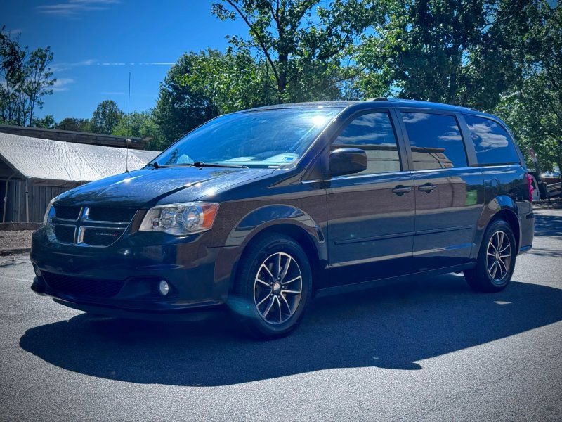 Used 2017 Dodge Grand Caravan SXT FWD image 3