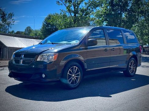 Used 2017 Dodge Grand Caravan SXT FWD image 3