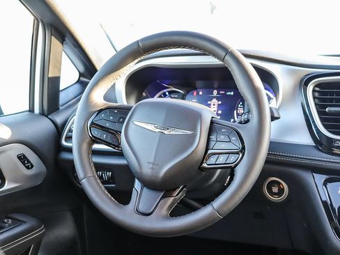 Used 2024 Chrysler Pacifica Limited FWD image 17