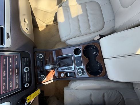 Used 2015 Volkswagen Touareg Lux image 26