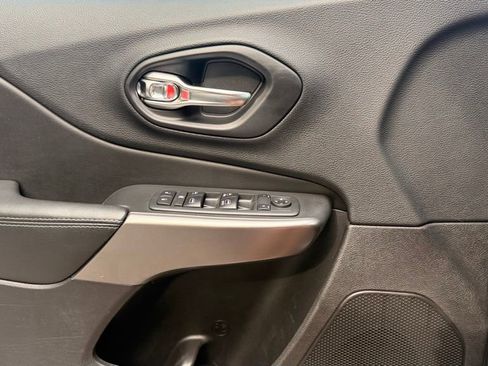 Used 2019 Jeep Cherokee Latitude Plus w/ Comfort/Convenience Group FWD image 24