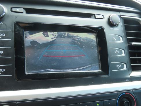 Used 2019 Toyota Highlander LE FWD image 30