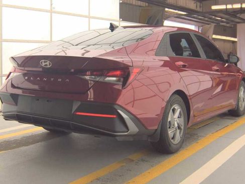 Used 2024 Hyundai Elantra SE FWD image 5