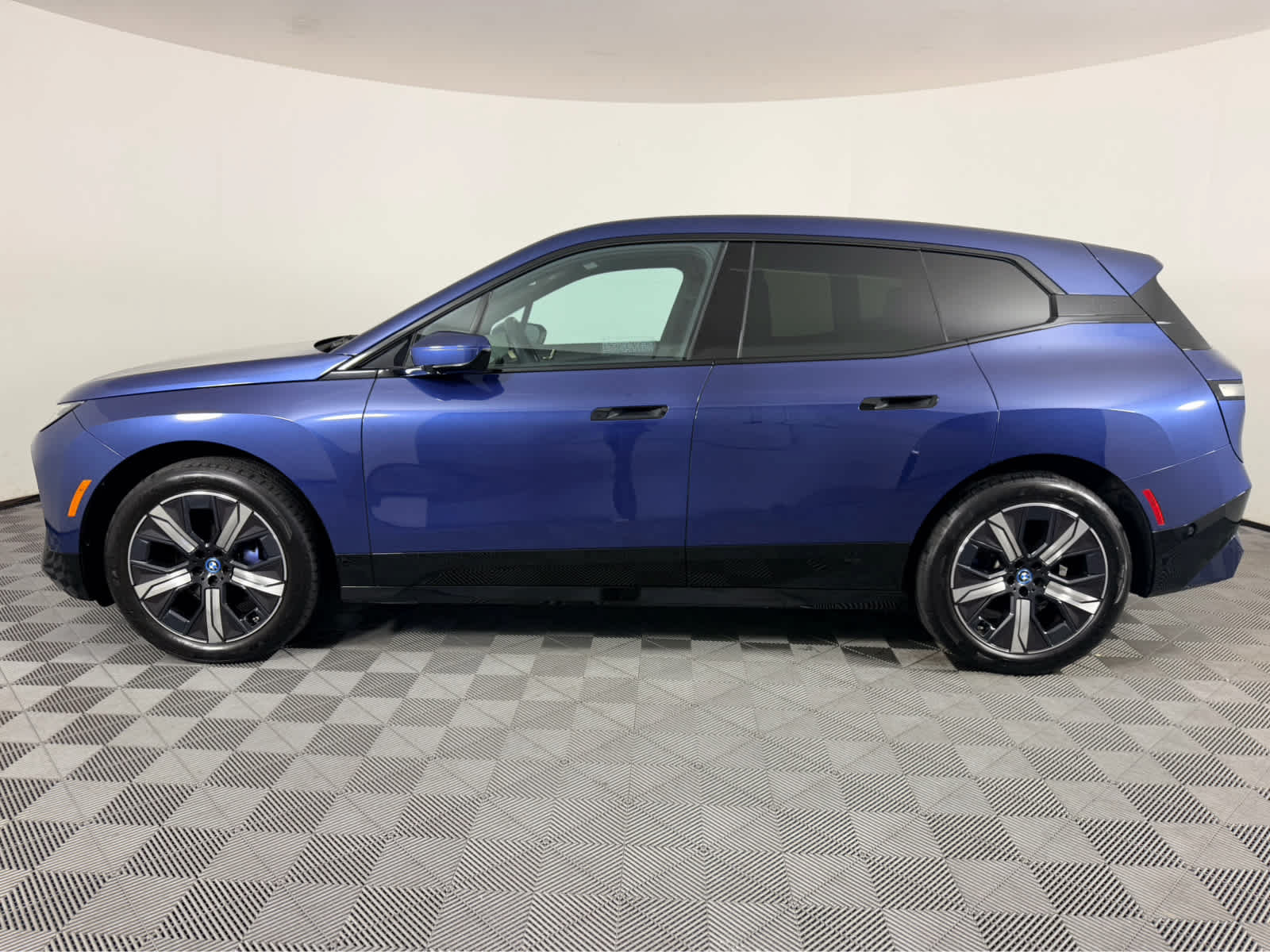 Used 2024 BMW iX xDrive50 w/ Sport Package AWD/4WD image 6