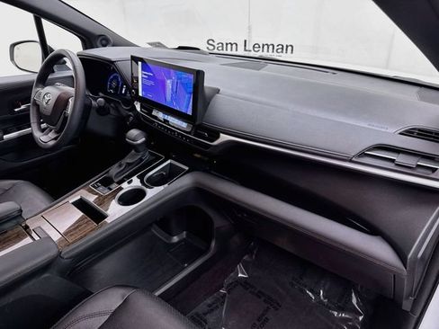 Used 2025 Toyota Sienna Platinum AWD/4WD image 32