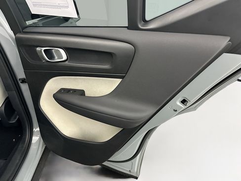 Used 2024 Volvo XC40 B5 Plus image 33